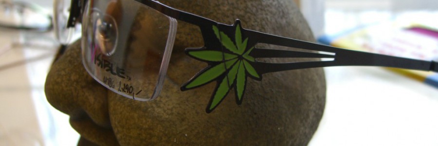 Extravagantní vázané brýle od české návrhářky s konopným motivem na stranici