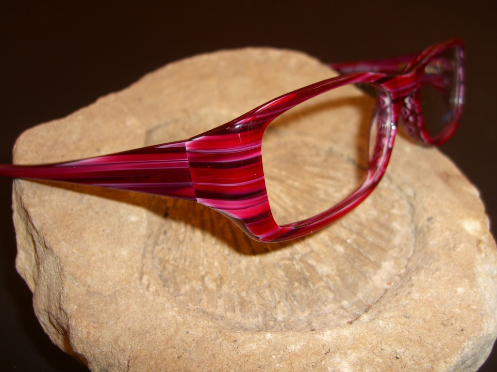 Plastová brýlová obruba s nadčasovým tvarem a nádherným barevným provedením