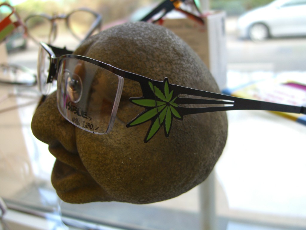 Extravagantní vázané brýle od české návrhářky s konopným motivem na stranici